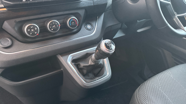 Nissan Primastar 30 L2 Diesel 2.0 dCi 130ps H1 Tekna+ Crew Van